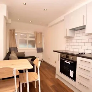 https://small-cosy-studio-in-plaistow-east-london.brighton-hotels-england.com