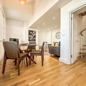 Apartment Newly Refurbished Luxury 3 Bedroom, London
