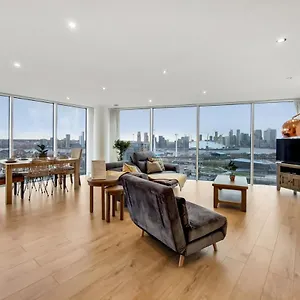 Apartment Deluxe Two Bed With River & View, London