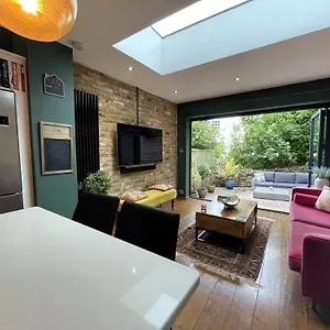 https://apt-tranquil-townhouse-in-clifton-wood.cardiffhotelswales.com
